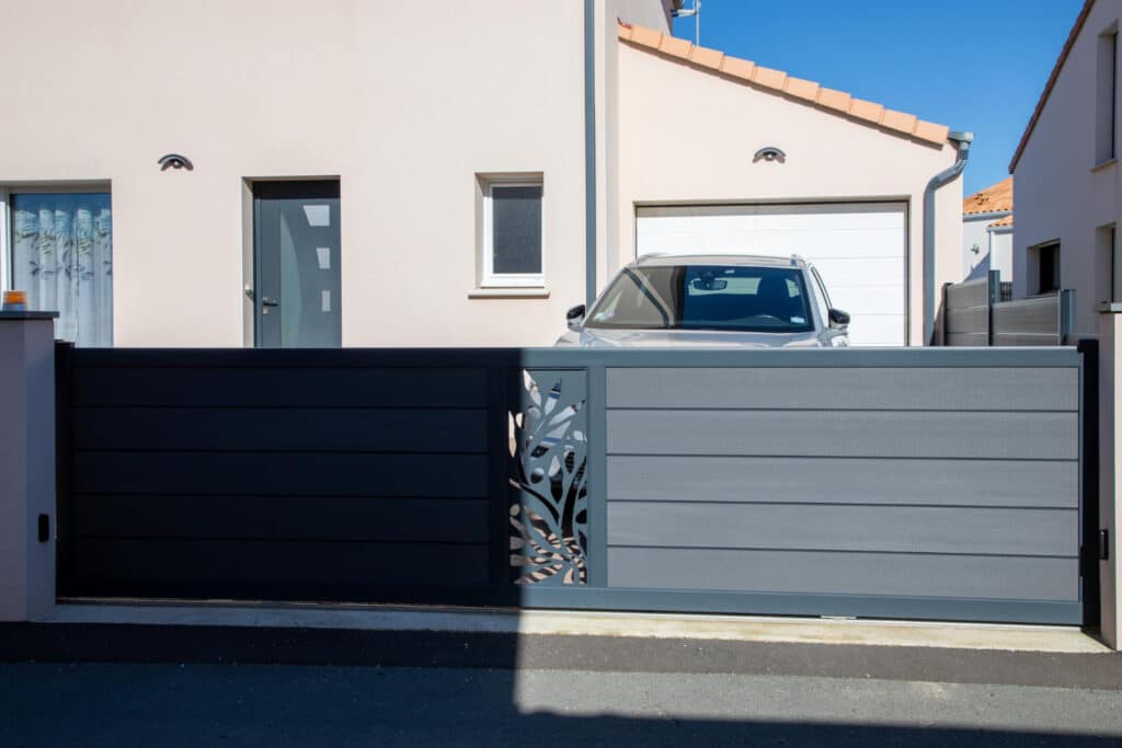 Portail coulissant en aluminium avec découpe décorative au Mans.