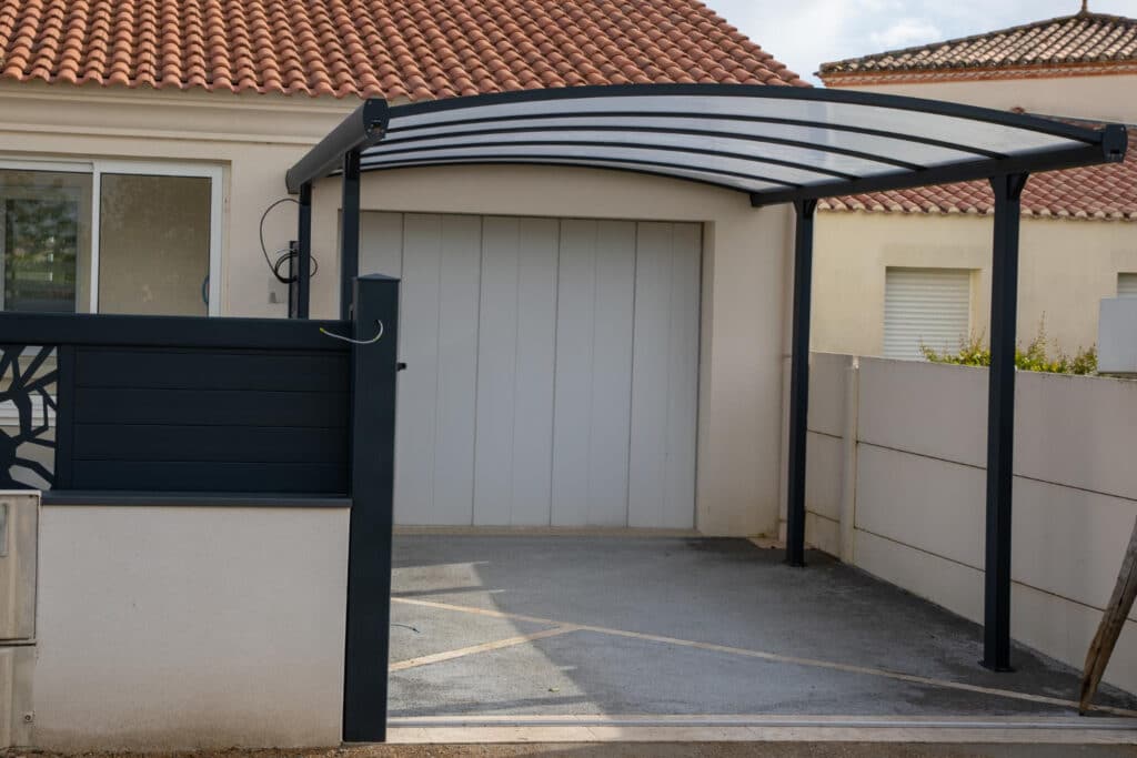 Carport sur mesure installé au Mans pour abriter un véhicule.