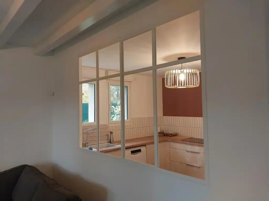 Verrière blanche sur mesure vue du salon, au Mans.