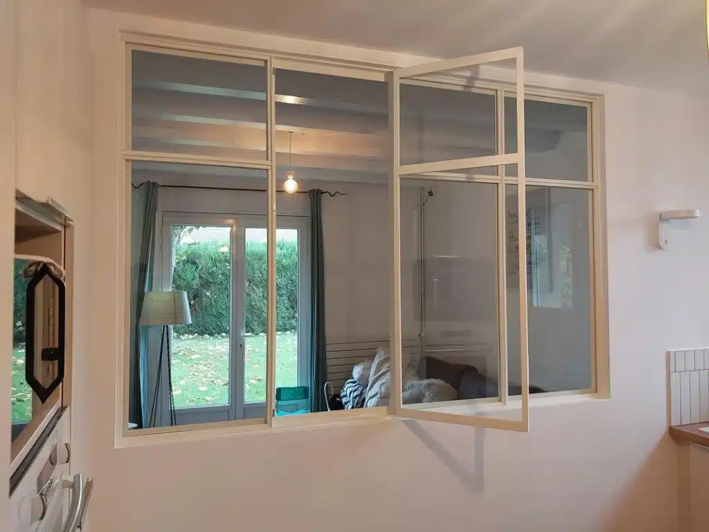 Verrière sur mesure blanche avec battant ouvert, au Mans.