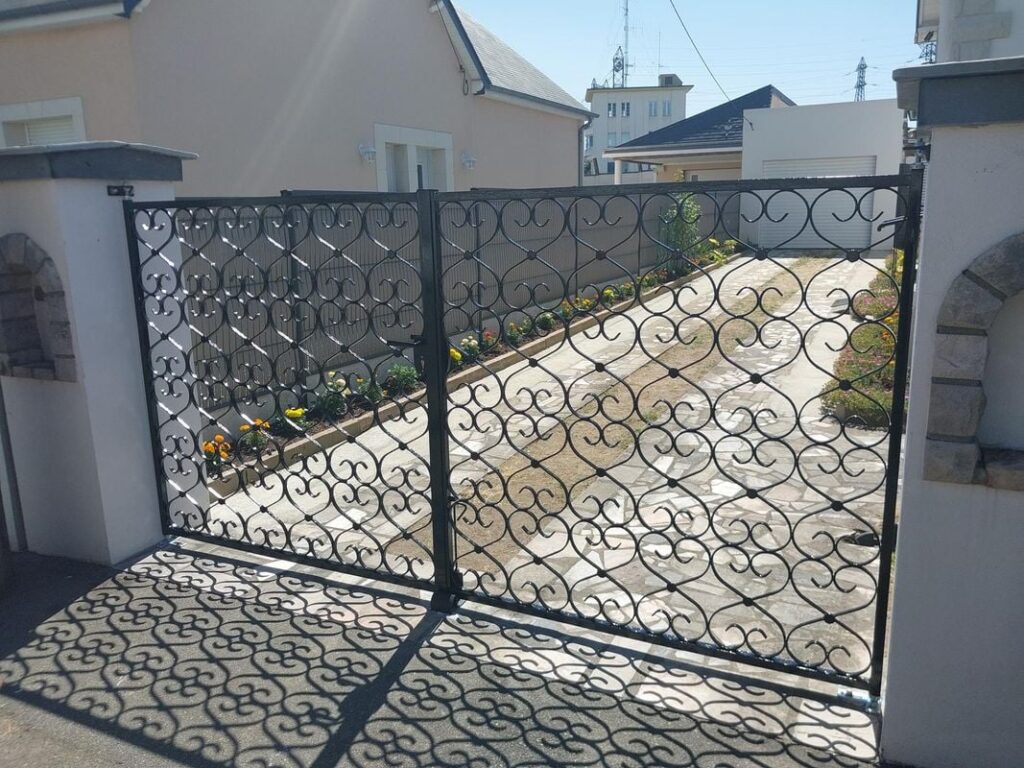 Portail en métal ajouré avec motifs décoratifs sur mesure au Mans.